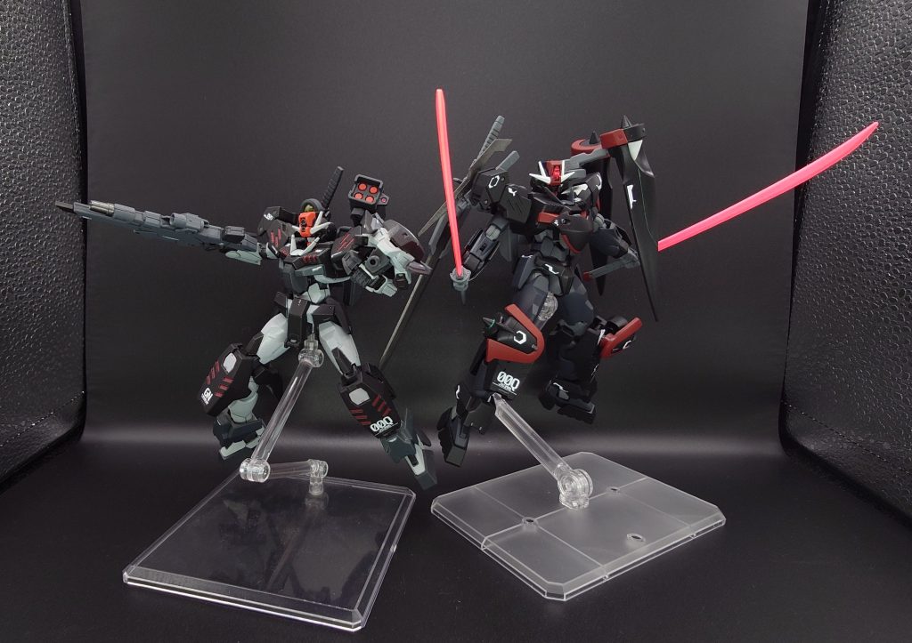 数年前に缶スプレーで塗装した通常コマンドクアンタと。ダブルオーコマンドクアンタのデザインが完成されすぎていてどうしたものかと悩みましたがうまくミキシングできたのではないかと思います。とってつけたかのようなマスラオのパーツも塗装で色統一すれば違和感なくなったように思ってます。写真撮っているときに膝関節のところを塗り忘れていることに気づきました。なかなかうっかりがなくなりません