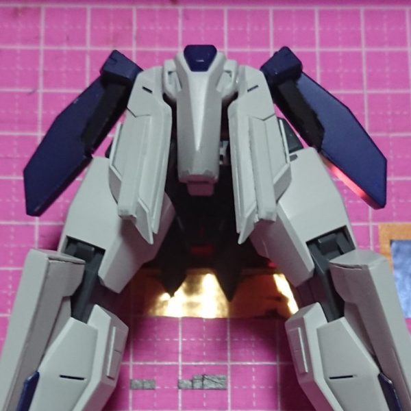 前掛けのモールドにプラ板を追加、ラピー加工。色はシスクードを意識して紺。また、ハの時に開けるように加工。微妙な差違だが、立ち姿にした際にバリってる感が出たので満足(gundam-kao1)膝ガードに稼働軸を仕込み、接合部の頭をビーズ処理。色分けが寂しくなったので、考え中…裏側塗ってないじゃん！(gundam-kao10)足首にアイロンビーズをカットしたものを仕込んで2mm延長（1枚目）