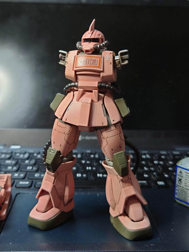 製作途中になります。オリジン系キットは肩関節の軸が露出してしまうのが嫌だったのです。軸切って詰めたり、ポリキャップ詰まる用に加工してたのですが、動かすとどうしても見えてしまいます。それなら逆に、いっその事見せてしまえば…と、肩関節パーツと胴体側ポリキャップの間に見せパーツを仕込んでみました。