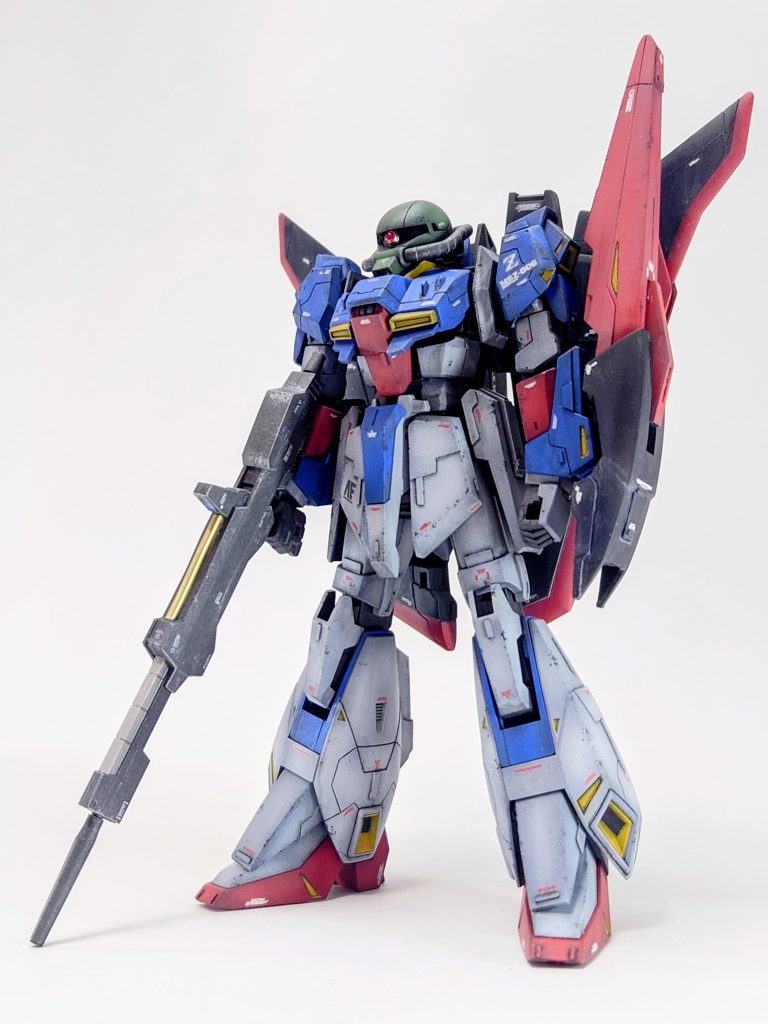 ちょうど良いザクⅡの頭が無かったので頭が2個組めるザクⅡFZから拝借🎵モノアイの開口部に柱がないので柱を追加してザクⅡに寄せました✋劇中は動力パイプは緑ですがガンメタの方がカッコいいかな？と色変更😆あとはプラ板貼り、スジ彫り、デカール、モノアイやセンサーをレジンで作成、いつもはやらない黒サフからグラデーション塗装、ウォッシング、チッピング、ドライブラシなどでウェザリングしてみました✋初めてウェザリングしてみたけど胴体だけ見ればカッコいい✨でも頭含めた全体でみると（笑）ですねー😅