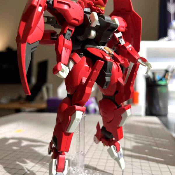 足まわりはひとまず改造完了って感じです。ここがこのHGで一番気に入らないところで、まったくメカらしい重厚感とかシャープさがないんですよね。なので、かかとのパーツを厚くして、爪っぽい部分も尖らせました。（まあ、こういう細かいところは正直ほぼ気づかれない気もしますけど…）腕の接続部には、ちょっとした油圧パイプみたいなディテールを追加しました。あと、スカートアーマーが平坦すぎる気がしたので、高低差と放熱フィンっぽいディテールも入れてみました。（2枚目）