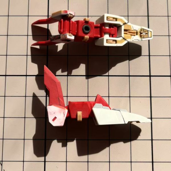 足まわりはひとまず改造完了って感じです。ここがこのHGで一番気に入らないところで、まったくメカらしい重厚感とかシャープさがないんですよね。なので、かかとのパーツを厚くして、爪っぽい部分も尖らせました。（まあ、こういう細かいところは正直ほぼ気づかれない気もしますけど…）腕の接続部には、ちょっとした油圧パイプみたいなディテールを追加しました。あと、スカートアーマーが平坦すぎる気がしたので、高低差と放熱フィンっぽいディテールも入れてみました。（3枚目）