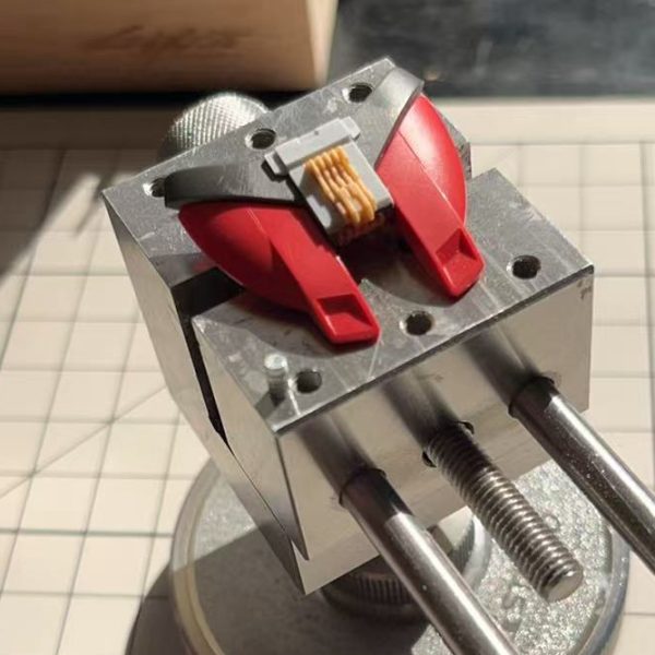 足まわりはひとまず改造完了って感じです。ここがこのHGで一番気に入らないところで、まったくメカらしい重厚感とかシャープさがないんですよね。なので、かかとのパーツを厚くして、爪っぽい部分も尖らせました。（まあ、こういう細かいところは正直ほぼ気づかれない気もしますけど…）腕の接続部には、ちょっとした油圧パイプみたいなディテールを追加しました。あと、スカートアーマーが平坦すぎる気がしたので、高低差と放熱フィンっぽいディテールも入れてみました。（5枚目）