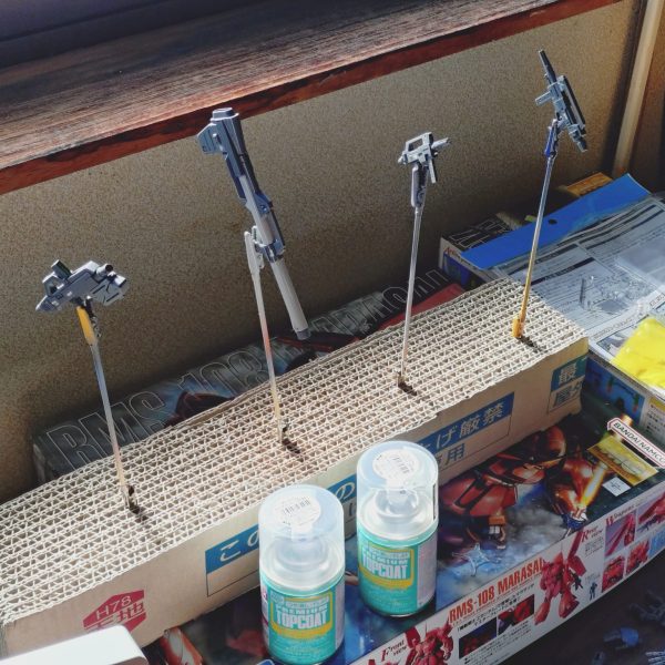 昨晩のうちにデカール貼って半日乾燥待ちの間にUVで光るクリアグリーンのランナーから光学装置のレンズ切り出して…トップコート吹きましたがお天気良いせいかめっちゃ埃舞ってます(号泣（1枚目）