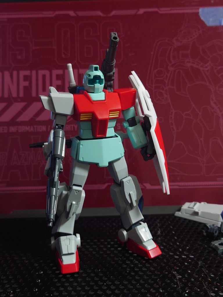 悩んだ末、オリジンガンダムとジム・コマンドを使用。バックパック、右手、ビーム・ライフル、シールドを変更。マシになった気が…？(gundam-kao1)