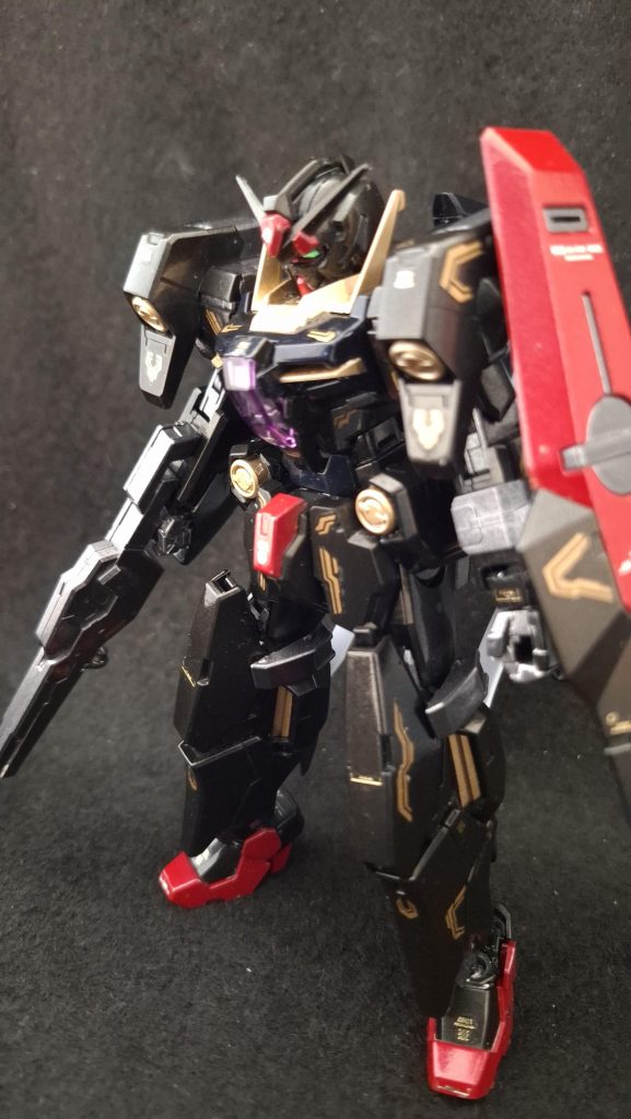 『機動戦士ガンダム00P』のガンダムプルトーネを『機動戦士ガンダム00F』でイノベイドが再生産した機体、ガンダムプルトーネブラック。エクシアのプロトタイプでその後も登場するアストレアに比べると知名度が低い機体です。私も設定を覗いたりGジェネで見たことがあるといった程度で、シャル・アクスティカが搭乗したノーマルプルトーネのカラーに塗り替えようかな……とも思っていたのですが、プレバンでも残っているのを見かけてむしろブラックの方でかっこよくしてやろう！とメタリック塗装を施しました。