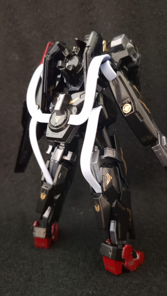 本キットで一番個性的なのは背面のGN粒子供給ケーブル。軟質のTPE素材でできており、見た目と違って可動を全く阻害しません。ただ、同じ素材が使われているFigure-rise Standardのルナマリアを見るとトップコートですら剥がれるということだったので、ここだけは全く成形色のままです。