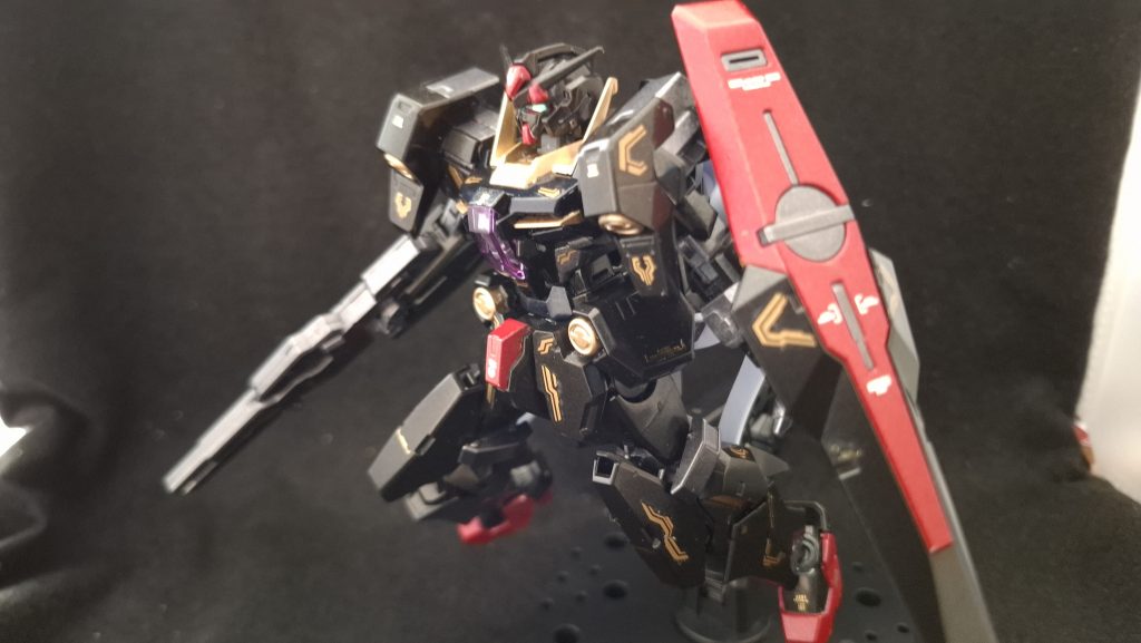 カラーレシピ<ラッカースプレー>本体他ブラック部分：タミヤ　ブラック→クレオス　メタルブラック胸部ダークブルー部分：タミヤ　ブラック→クレオス　メタルブラック→タミヤ　ディープメタリックブルー本体他レッド部分：タミヤ　シルバーリーフ→クレオス　メタリックレッド本体ゴールド部分：タミヤ　シルバーリーフ→クレオス　ゴールド本体メタリック部分：タミヤ　ガンメタル <水性アクリル塗料>アンテナレッド部分：クレオス　メタリックレッド<ガンダムマーカー>センサー部グリーン部分：ガンダムマーカー　サイコフレームホログリーン他、ゲート跡を各種ガンダムマーカーでフォロー <トップコート>クレオス　プレミアムトップコート光沢