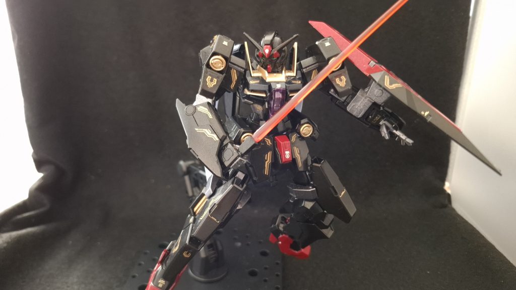 武装はGNビームサーベルにGNビームライフル、そしてシールドとシンプル。ライフル下部分のセンサーはグリーンのHアイズが手元に無かったため、クリアーを接着後サイコフレームホログリーンで塗装しました。派手さは無いですが、楽しめる良いキットだと思います。