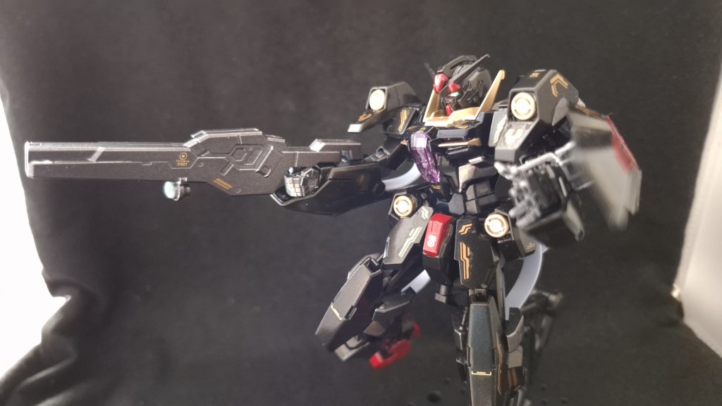 「思い切りよく作ろう」というコンセプトもあり、今回はランナー塗装で手早く製作。本体色はメタルブラック、胸部はディープメタリックブルーを使用しています。黒そのものよりは黒に近い色の方が映えるのは最近分かってきましたが、メタリックだとどうだろう？という実験も兼ねたのですが、やっぱり使用塗料は逆の方が良かったかもしれません。とはいえコンパウンドを使ってペッカペカにできたので満足は満足。黒だとコンパウンドのカスが特に目立ち、濡らした筆で落としていくのに結構手間取りました。