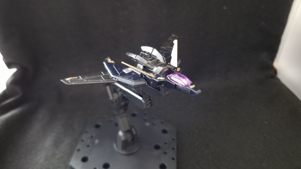 背部や胸部を外して別パーツと組み合わせるとコアファイターが完成。本体含めデカールはMYKデザインのメカニクスフォームを主に使用しました。黒地に映えるので貼っていて楽しかったですが、パーツのゴールドと衝突している感もありシルバーを使った方が良かったかも？