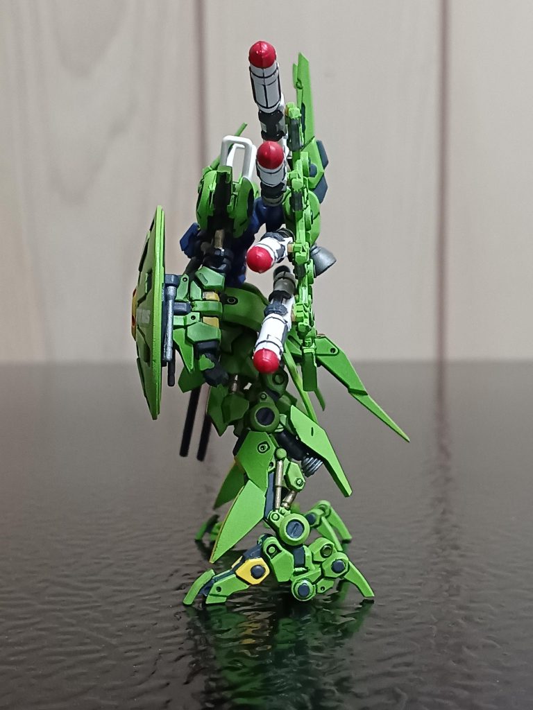 左サイドから。左サイドは、ミサイル内蔵のシールドが特徴的。シールドとミサイルの組み合わせはギャンを彷彿とさせますね。