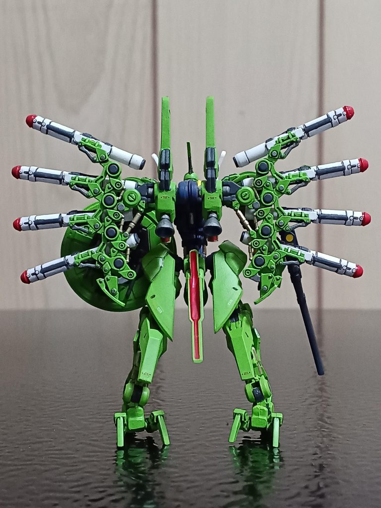 背部から。アーティファクトのパラス・アテネで衝撃を受けたのが、この大型ミサイルをマウントするムーバブル・シールドを廃して、フレームにミサイルをマウントするスタイルです。アーティファクト節を感じられて、個人的には好みのアレンジですね‼️第4弾の発売当初、絶対に確保したいと思っていましたが意外と余り気味でしたね(笑)