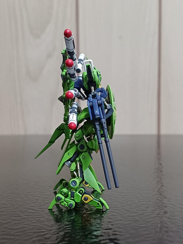 右サイドから。携行のビームガンが特徴的ですね‼️他に、腕と肩にもビーム兵器・武装が搭載されています。攻撃力が高めですね~。