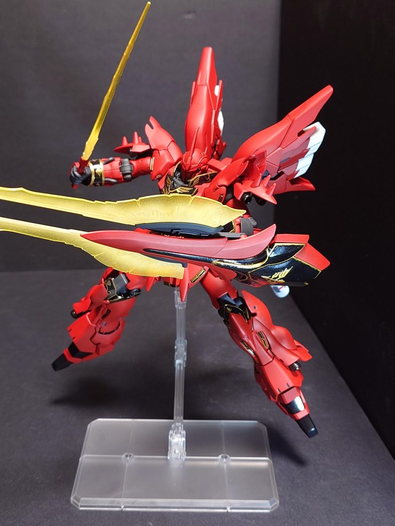 ビームサーベル+シールドアックス装備状態全体的なフォルムはνガンダムぽさはありますがビームアックス系統をつけるとサザビーぽさも感じれてデザインの凄さが感じれます。