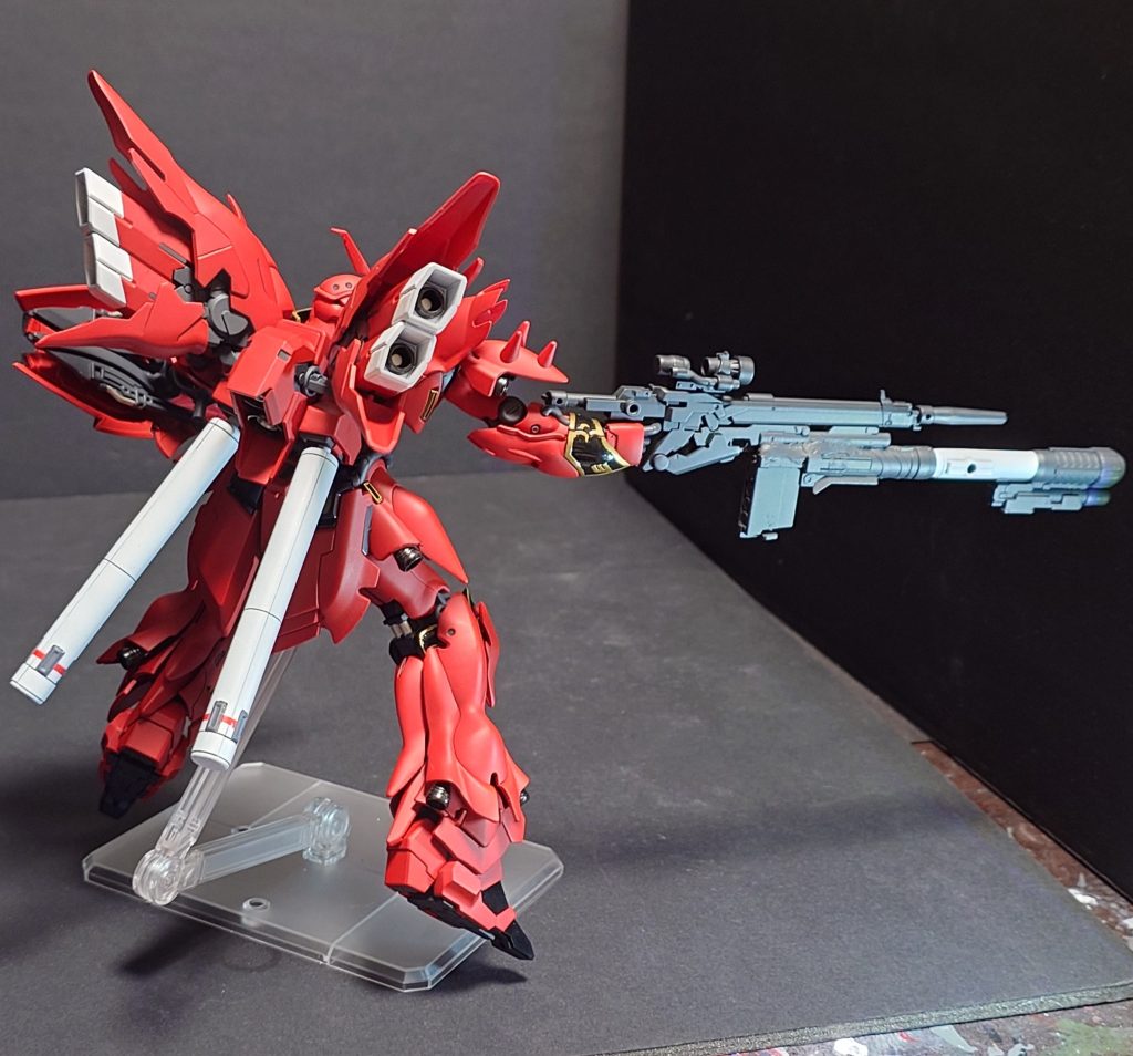 ライフル構えを後ろから