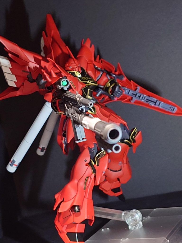 今回はシナンジュを製作しましたがマッシブさを感じつつポーズを取るとスマートに見えるので撮影していてとても満足できました。ライフルにつけたバズーカですが思い付きでやったので接合部分が雑になってますので今後は気を付けてこういった改造もしていきたいと考えています。 ご覧いただきありがとうございました。