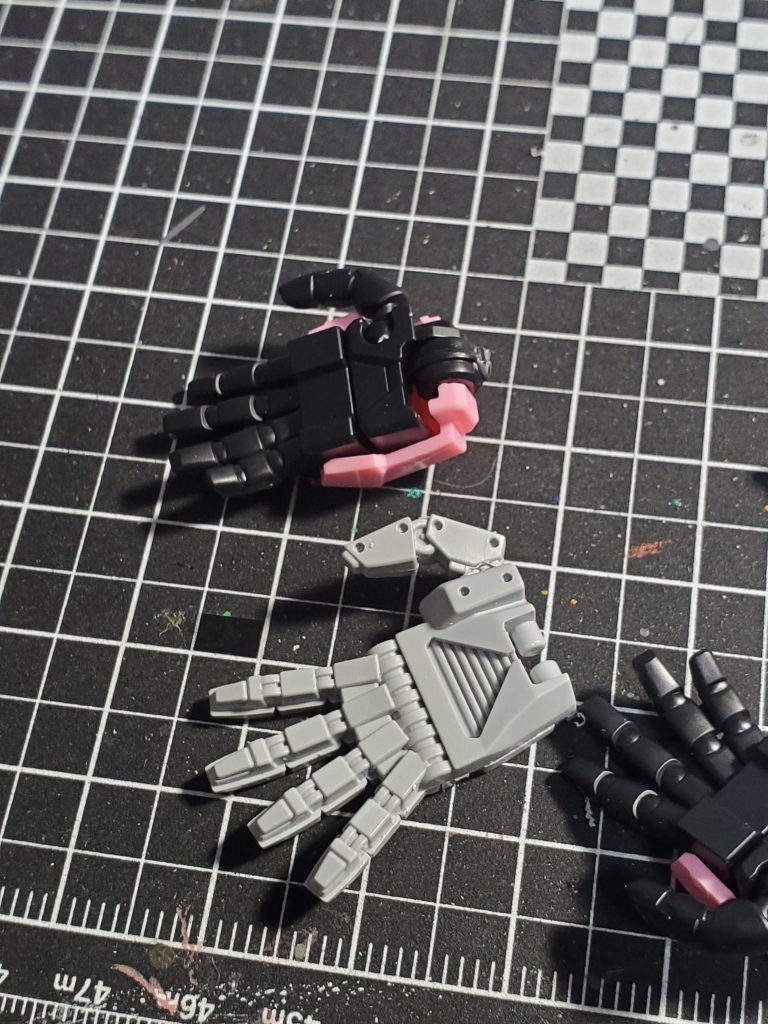 武装なしの機体で、ポージングも付属のフィギュアを乗せる前提だったので平手のビルダーズパーツに変更しました。