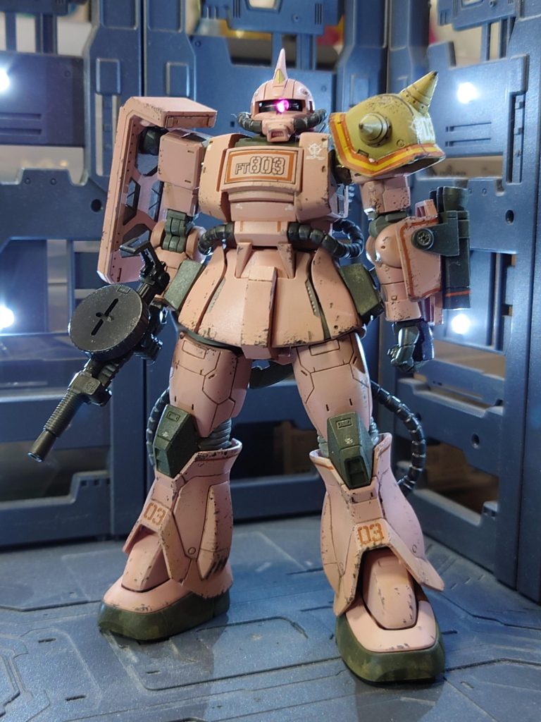 どっしり体型が好きなので、プロポーションはフロントとサイドのアーマーの延長とスキマ埋め、その分フンドシ部がボリューム不足になるのでランナータグで増やしています。…全塗装するならランナータグ使う必要無いですね…(笑)後は定番の膝関節加工…今回もやってます(笑)