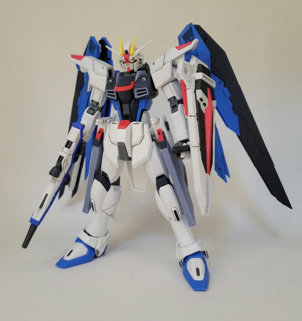 大部分はHGCEフリーダム。肘関節はデュエルブリッツ、RGフリーダムの部品に変更。肘部品にシールドを取り付けられるようにしています。頭部はRG上海フリーダムの物を使用。バックパックは上海とRGを混ぜて作成、ウイングは開いた状態で固定しました。 