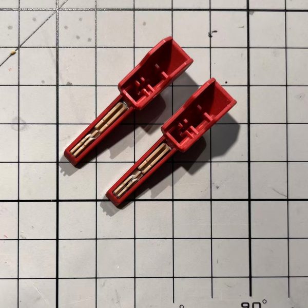 次は細部やパネルラインを加えて情報量を増やしていきます。今回は脚と追加の腕以外には、あまり改造を施すつもりはありません。   PS：彫刻刀に細かい欠けができてしまい、幅広い溝を彫るときに平行な傷がたくさん入ってしまいます。砥石が役立ってくれるといいのですが。（2枚目）