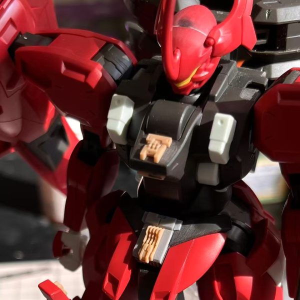 次は細部やパネルラインを加えて情報量を増やしていきます。今回は脚と追加の腕以外には、あまり改造を施すつもりはありません。   PS：彫刻刀に細かい欠けができてしまい、幅広い溝を彫るときに平行な傷がたくさん入ってしまいます。砥石が役立ってくれるといいのですが。（3枚目）