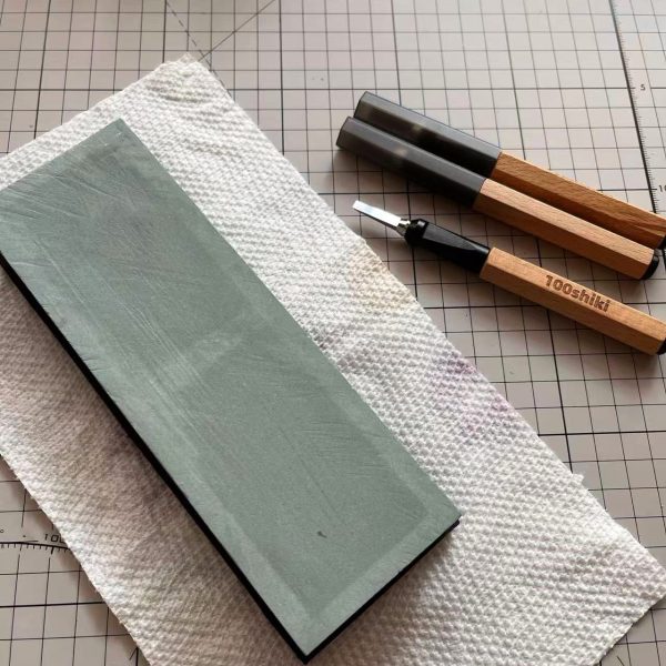 次は細部やパネルラインを加えて情報量を増やしていきます。今回は脚と追加の腕以外には、あまり改造を施すつもりはありません。   PS：彫刻刀に細かい欠けができてしまい、幅広い溝を彫るときに平行な傷がたくさん入ってしまいます。砥石が役立ってくれるといいのですが。（4枚目）