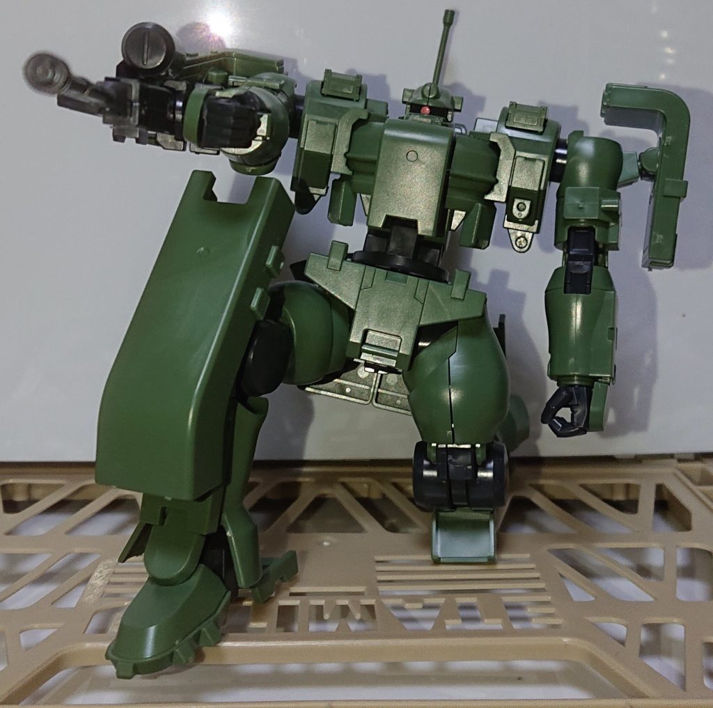 説明書にあったポーズを参考に射撃ポーズ。塗装、ウェザリングするか悩みましたが素組みにしました。