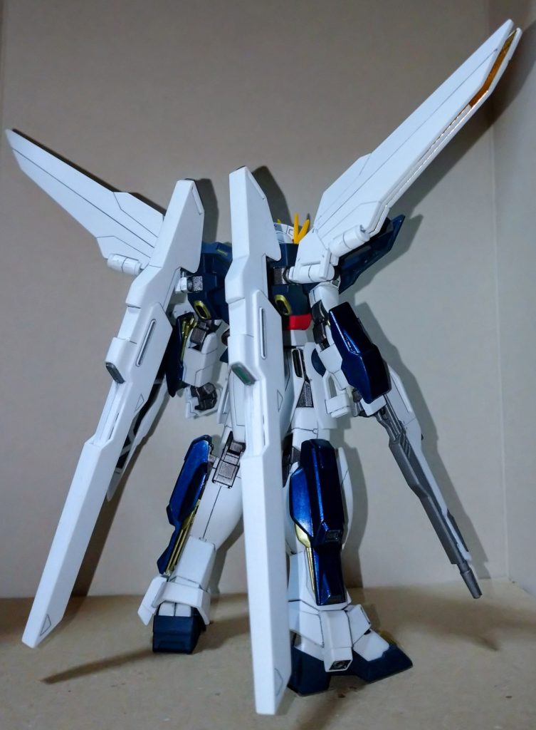 うーん、この後ろ姿・・・スーパーロボット的なウイングに何かの冗談かの様な長いキャノン砲・・・お腹いっぱいです。もちろん好みの問題なのでこういった派手さが良いと感じる方もたくさんいると思いますが個人的にはｶﾞﾝﾀﾞﾑっぽい何かに感じさせる一つの要因だと思います。とは言えスーパーロボットも大好きなので別にカッコ悪く感じるわけでは無くこれはこれでカッコ良いのは確かですね。 