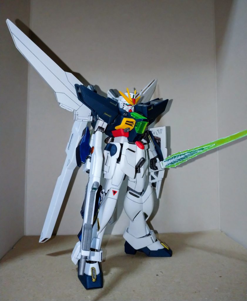 アニメは未視聴なので劇中での活躍は分かりませんが一目で主人公が駆る後半主役機体だと解るデザインですね。アナザー系はｶﾞﾝﾀﾞﾑっぽい何かとハッキリと区別している(差別じゃないよ)オールドタイプですがDXはどこか安心感のあるデザインであまりアナザー系っぽさ感じさせません。背負いモノを除けばね・・・