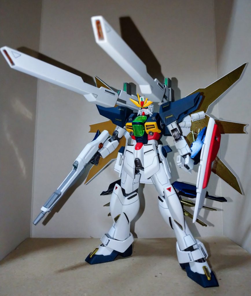 DXと言えばコレのツインサテライト発射形態ですね。正直この形態にするだけで大変で場所も取るしカッコ良いポージングをとらせる気力も無くしたので立たせて良しにしました。(^o^;)サテキャは砲身がスライドもするので(只でさえ長いのにまだ足りないと言うのか)塗装しているなら絶対に剥げるでしょコレ・・・(-_-;)