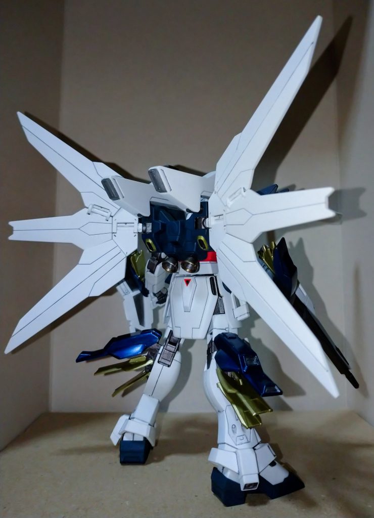 紅白歌合戦の派手なラスボス的演出を思い出すのは俺だけでしょうか？工作は合わせ目消しと脚部カバーの可動部のスキマにプラ板張り付けて誤魔化しました。頭部は埋まり気味に感じたので首に0.5ミリプラ板張り付けて延長。ディフェンスプレートの裏側は残念な手抜き仕様なのでここだけは拘って作り込みました。画像ではあまりハッキリと映っていないのが残念です。それにしてもシールドでは無くディフェンスプレートと呼ぶのがオシャレですね。結構そのまんまの英語呼びなのにそう感じてしまう自分はホンマにチョロいな(´・ω・`)