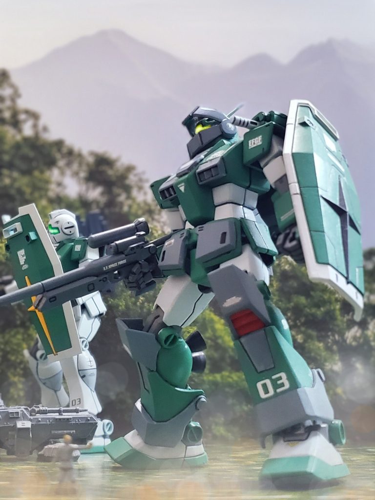 宇宙世紀0079年10月中旬、鉱山基地オデッサ攻略のため北欧を進軍するパウルス中将指揮するヨーロッパ方面MS大隊。そのMS大隊第3小隊で活躍するエースパイロット、ロン・コウ少尉の元に先行生産型ジム・スナイパーカスタムが配備された。ヨーロッパ方面前キャンプで新型機を受領し、稼働テストに入るロン・コウ少尉。熟練パイロットより挙げられた多くの要素を盛り込んだその機体は、重厚な起動音と共に北欧の大地に立ち上がる…。ジェネレーター出力のアップ、バーニア強化、用意された各種兵装は量産型ジムを遥かに凌ぎ、そのスペックは噂のRX-78に匹敵するものであった👍️✨