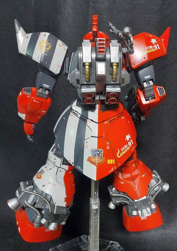 うしろバックパックのライフルゎMGライフルではデカいので1/144のモノを使用真鍮線で接続してるので稼働します(っ ´ﾛ` )ﾉ