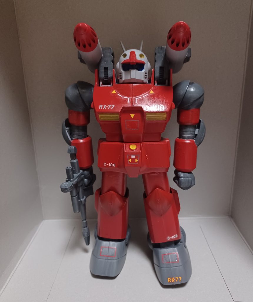 正面デカールも使えるものがほぼ残っていない状態だったので、使えるのをテキトウに貼ってますまた、関節がプラプラだったので瞬着で接着してます