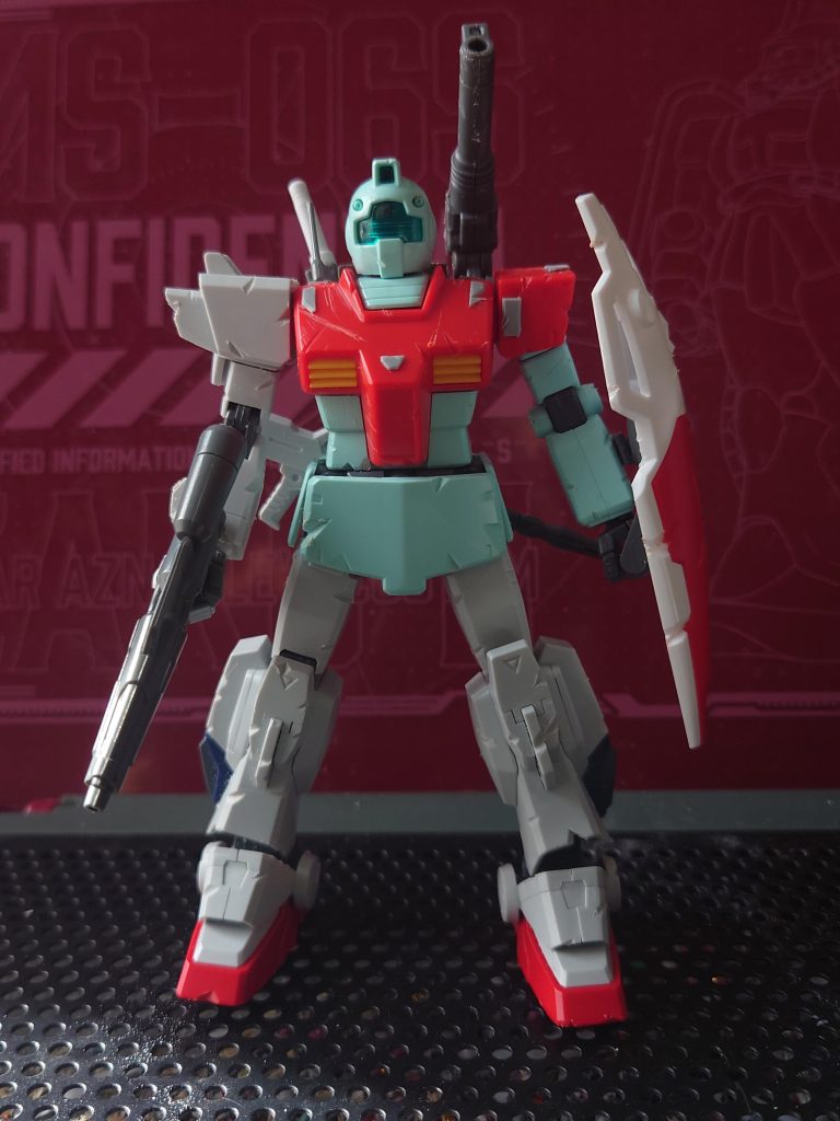 胴体と左肩に切ったプラ版を加工し、少量のみ貼付け。ついでにジム・コマンドのアンテナも装着。そして“回収時の戦闘”をイメージし、傷加工🪚