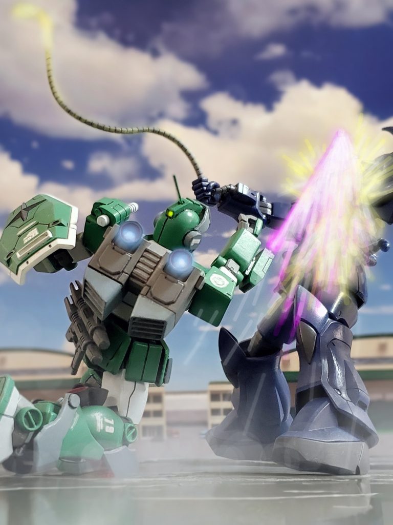 ヒートロッドの軌道を読み切り、機体姿勢を低くして懐深くに潜り込ませるロン・コウ少尉。そして死角となる地面スレスレの下方から突き上げるようにビームサーベルを振り抜く‼️グフの腹部から頭部にえぐるように刃が刺さる。ビームサーベルが走り抜けるとグフはランプが切れたかのように動きを止め、ゆっくりと地面に崩れ落ちるのであった…🌠