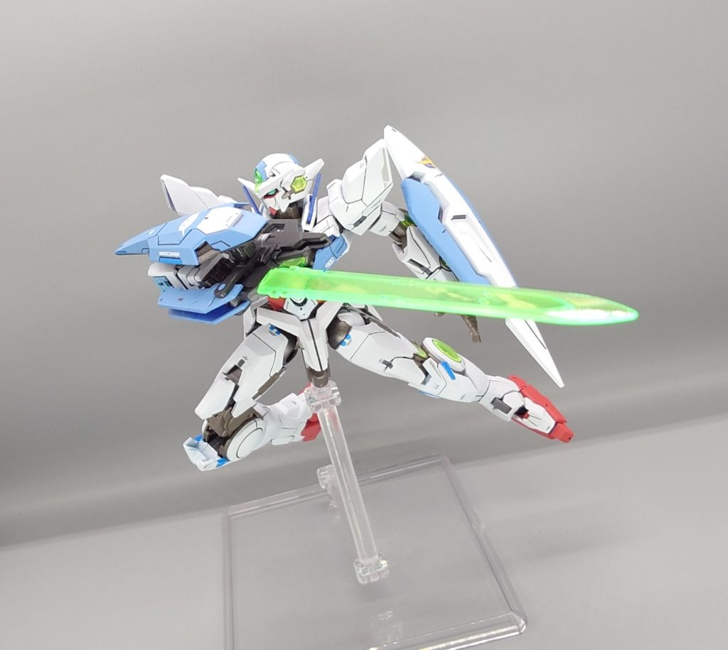 武装 GNソードⅠ+Vメインの武装はエクシアのGNソードの刃部分をクアンタのGNソードVに変え、シールド部分をクアンタの肩部パーツからもってきています。