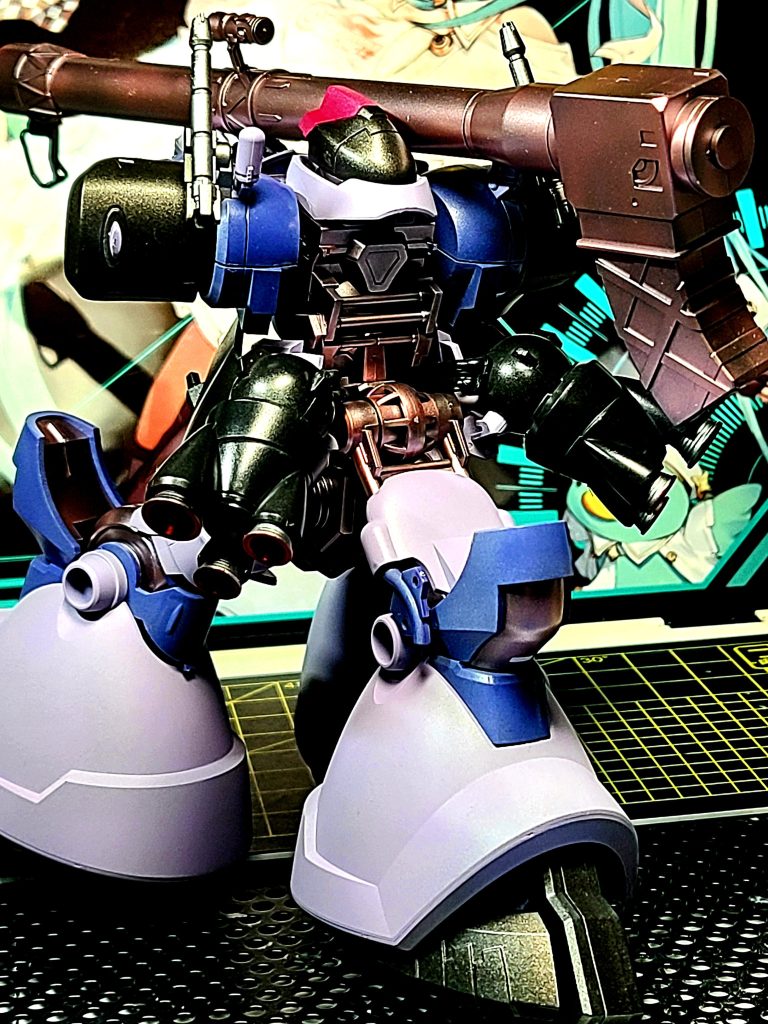 関節や武器などは非武装かに会わせてブロンズ調になっておりコックピットやコンソールは抜かれているが装甲は当時のまま使っているので全体的に艶消し系で仕上げている。