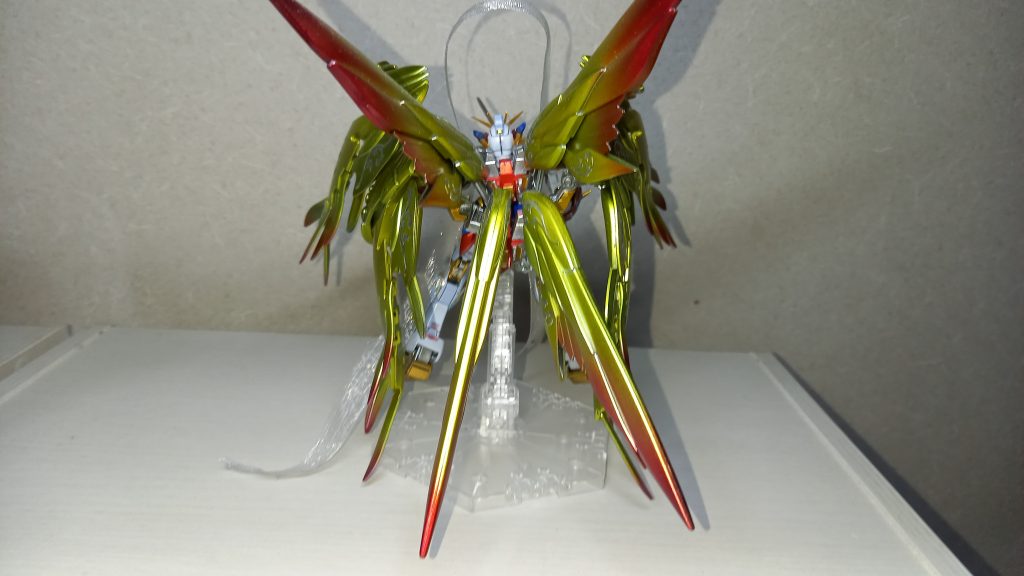 後ろから見るとこんな感じ主翼、塗装のせいなのかエレガントカットシールのせいなのか広げてもへにゃんと垂れ下がってしまい…なにかいい方法ないかなと模索中…