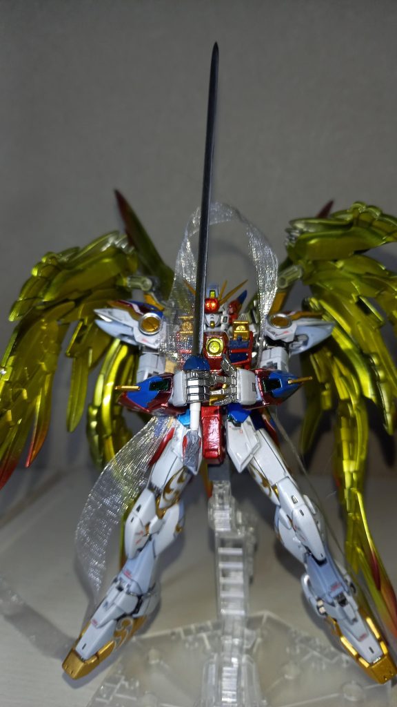 付属のリアリスティックデカールと買い置きのアルファ社エレガントカットシールなどでデコレーション羽衣は手芸屋さんで購入したそれっぽい布でそれっぽくwそして「天叢雲剣」はプラバン貼り合わせでガラスヤスリと神ヤスでおよそ１週間かけて成形持ち手部分は本体のビームサーベル持ち手そのまま(でないとポージング保持できず)持ち手と根元の飾り、抦、剣にダイソー手芸用ドリルで穴あけして１ミリ真鍮線通して接着いい感じ(gandam-hand2) 