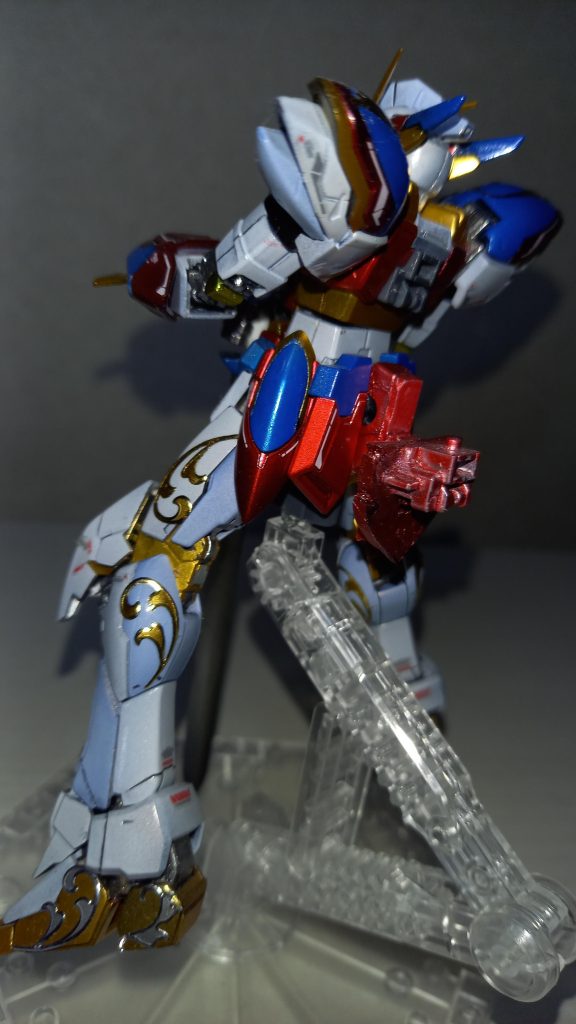 バックパックニコイチはZUSARIANさん(だったと思う…違ってたらごめんなさい)のYouTube動画でやられてたので(たしかガンスタにも投稿あったかと…)自分なりに真似してみましたこれまたプラバン何枚かで位置と厚み調整してお尻パーツに瞬間接着剤で貼り付け、さらに本体のバックパック接続用部品を貼り付けて上下二つで羽バックパックを装着可能にしました