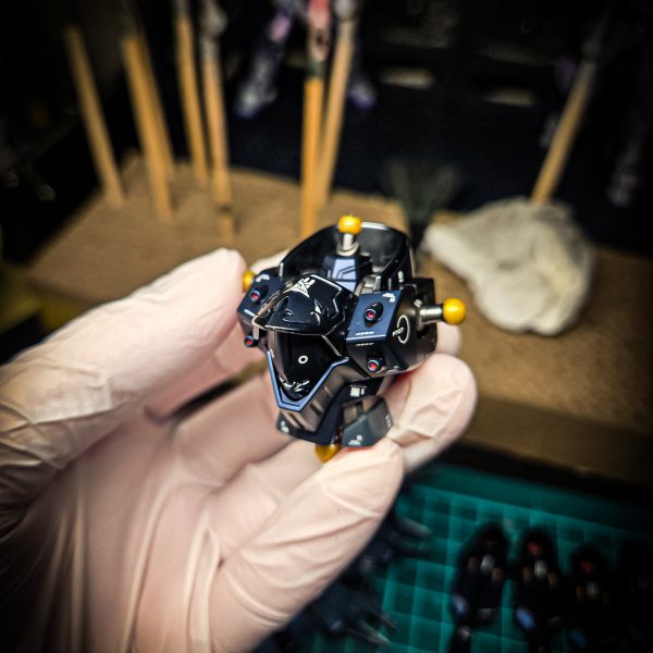 全体的に吹き終わって組んでみた。腰部のオレンジはイメージと違うかったので落として塗り直し予定。胸部のビーム砲はクリアランス頑張ったから開閉容易で大変よろしい。センサーもマスキング大勝利過ぎてお気に入り。（4枚目）