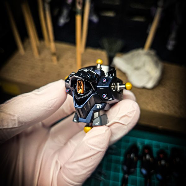 全体的に吹き終わって組んでみた。腰部のオレンジはイメージと違うかったので落として塗り直し予定。胸部のビーム砲はクリアランス頑張ったから開閉容易で大変よろしい。センサーもマスキング大勝利過ぎてお気に入り。（5枚目）