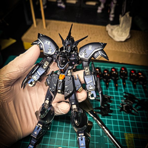 全体的に吹き終わって組んでみた。腰部のオレンジはイメージと違うかったので落として塗り直し予定。胸部のビーム砲はクリアランス頑張ったから開閉容易で大変よろしい。センサーもマスキング大勝利過ぎてお気に入り。（2枚目）