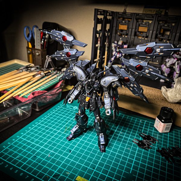 全体的に吹き終わって組んでみた。腰部のオレンジはイメージと違うかったので落として塗り直し予定。胸部のビーム砲はクリアランス頑張ったから開閉容易で大変よろしい。センサーもマスキング大勝利過ぎてお気に入り。（3枚目）