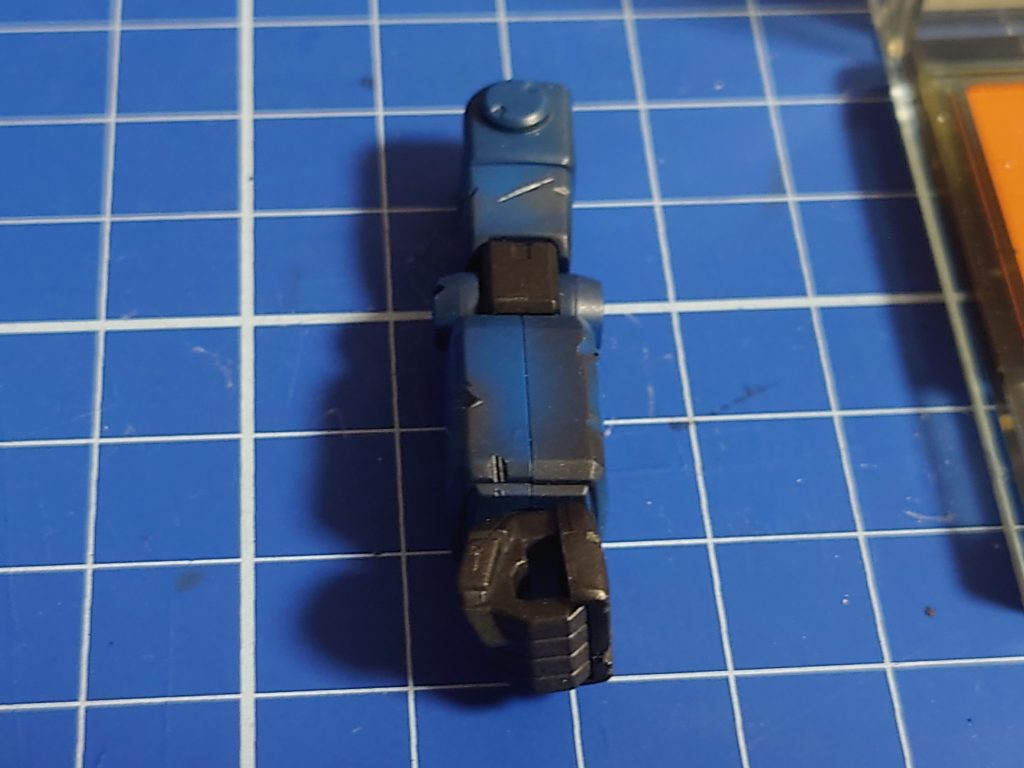 ウェザリングマスターを使用。色は焼鉄色を使い、汚しを開始。 まあ…上手いこといったかな？(gundam-kao1)