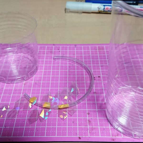 シスクードのディフェンスモード再現に、プラコップでIフィールドエフェクトを作成。コップのフチを切り出して支柱にして、側面を多角形に、100均のホログラムシールを貼り、ガンダムマーカーのトランザムホロレッドを上塗り。元ネタは、蜃気楼の絶対守護領域(zaku-kao6) （2枚目）