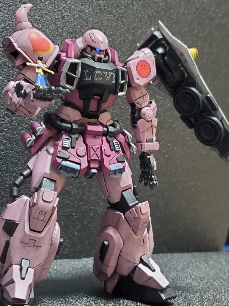 シールド裏はザクマシンガンの予備マガジン？そもそも武器を装備していないので、裏返しにしてバーニア接着、スピーカー風にしました。