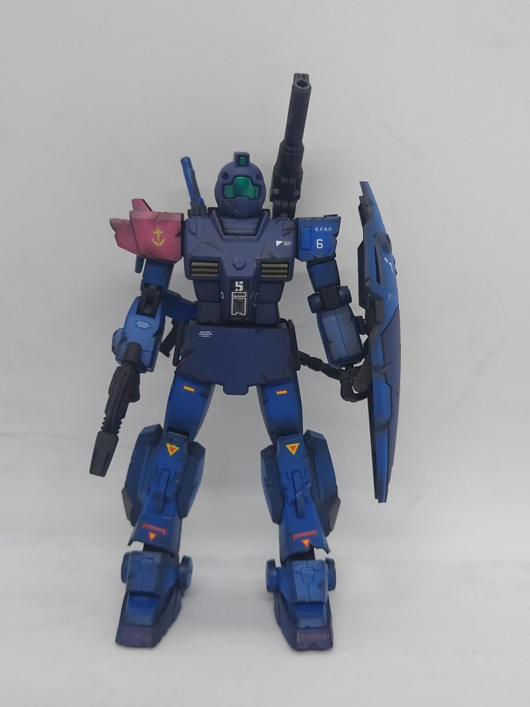 正面から。・右腕右肩の色を2号機と同じ赤色にする事で、全破壊された2号機の残骸が残っており、ジオン軍側にまだ“蒼い死神”が生きているとなれば戦況にも影響を与えるだろう…そう思い、あえてそのカラーリングを選択🟥ただし、堂々と連邦軍のマークを宿して。 ・左肩そのまま、カラーリングのみ変更。シールドは小隊の隊長機であるジム・コマンドの残骸から回収した物を使用。カラーリングも2号機カラーに変更。 ・両脚3号機の両脚を装着。元々陸戦型仕様の物を宇宙戦でムリヤリ使用するので燃費はオリジナルのブルーデスティニー2号機や3号機同様に最悪。しかし、スピードはジム・コマンドを圧倒。背中のランドセルも何故か余ってあったガンダムの物に変更。しかもショルダーキャノンとビームサーベル付きこれにはジムのパイロットもニッコリ(gundam-kao6)